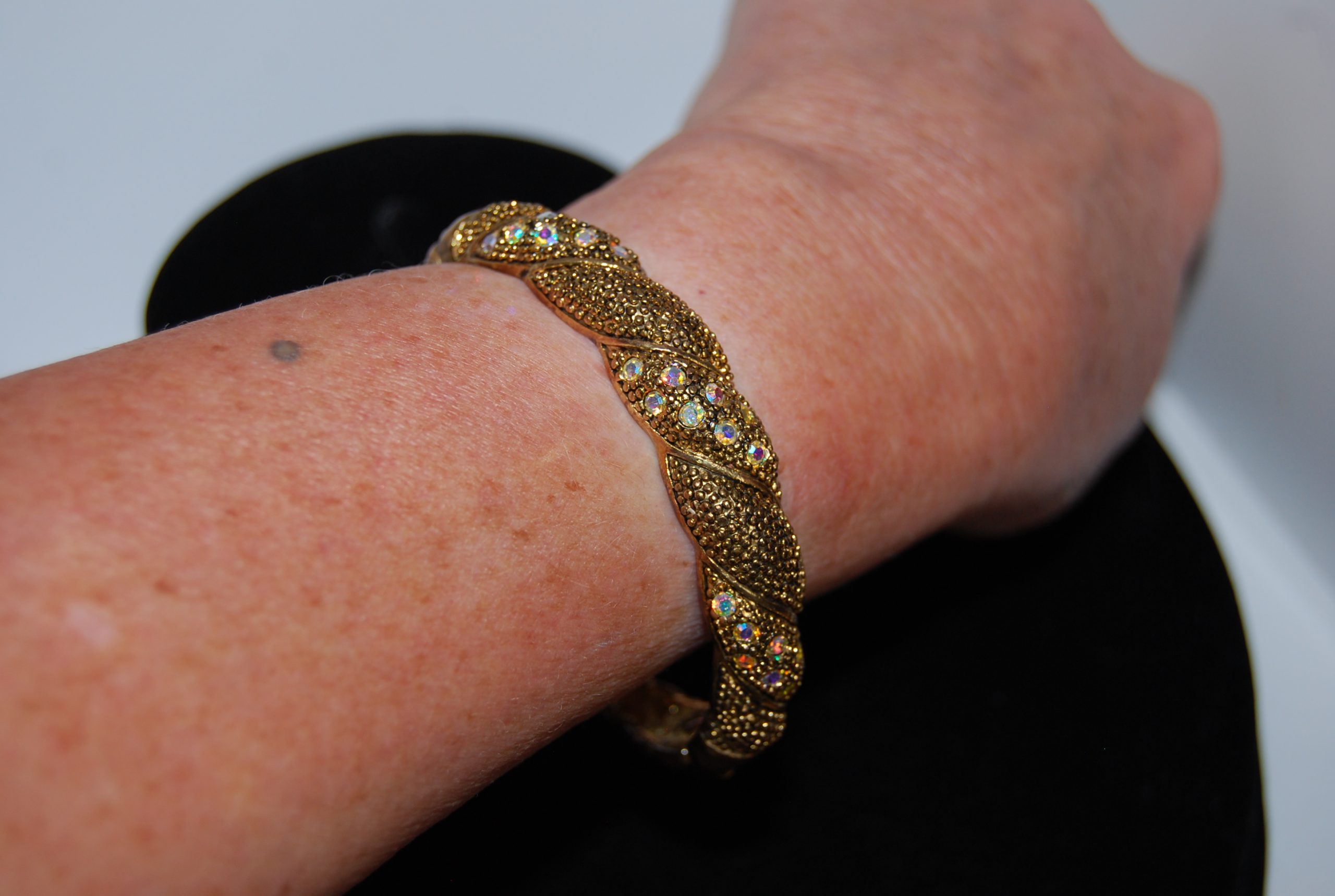 Vintage American Cocktail bangle - goldtone and Rhinestones - Image 4
