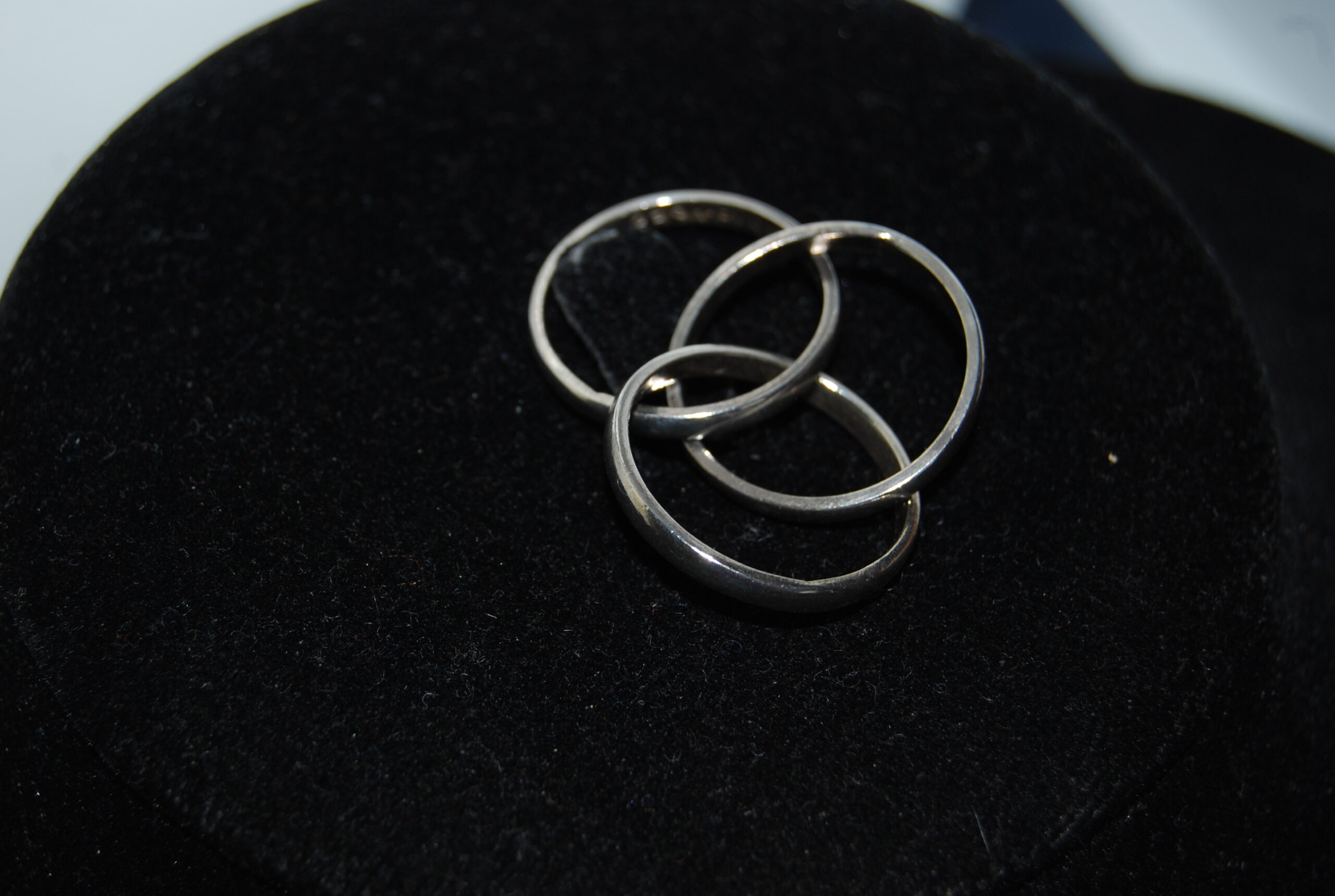 Vintage triple silver ring, 3 entwined silver rings in one. Really unusual! - Image 3