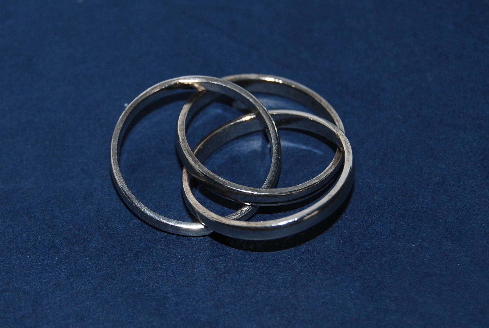 Vintage triple silver ring, 3 entwined silver rings in one. Really unusual! - Image 2