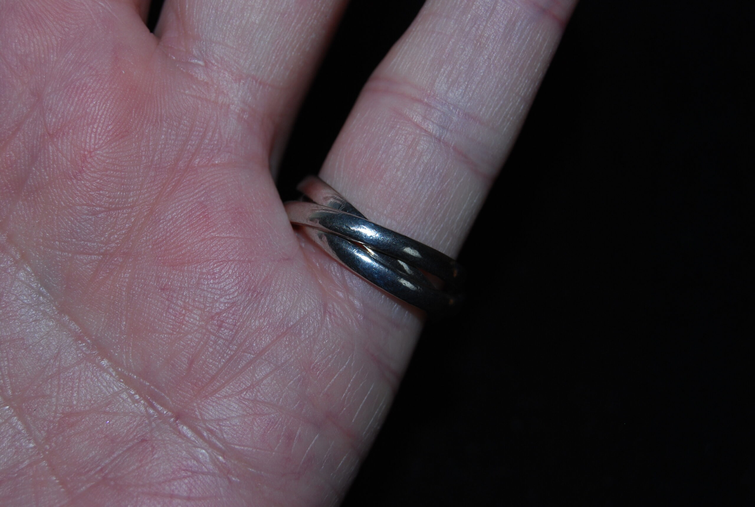 Vintage triple silver ring, 3 entwined silver rings in one. Really unusual! - Image 8