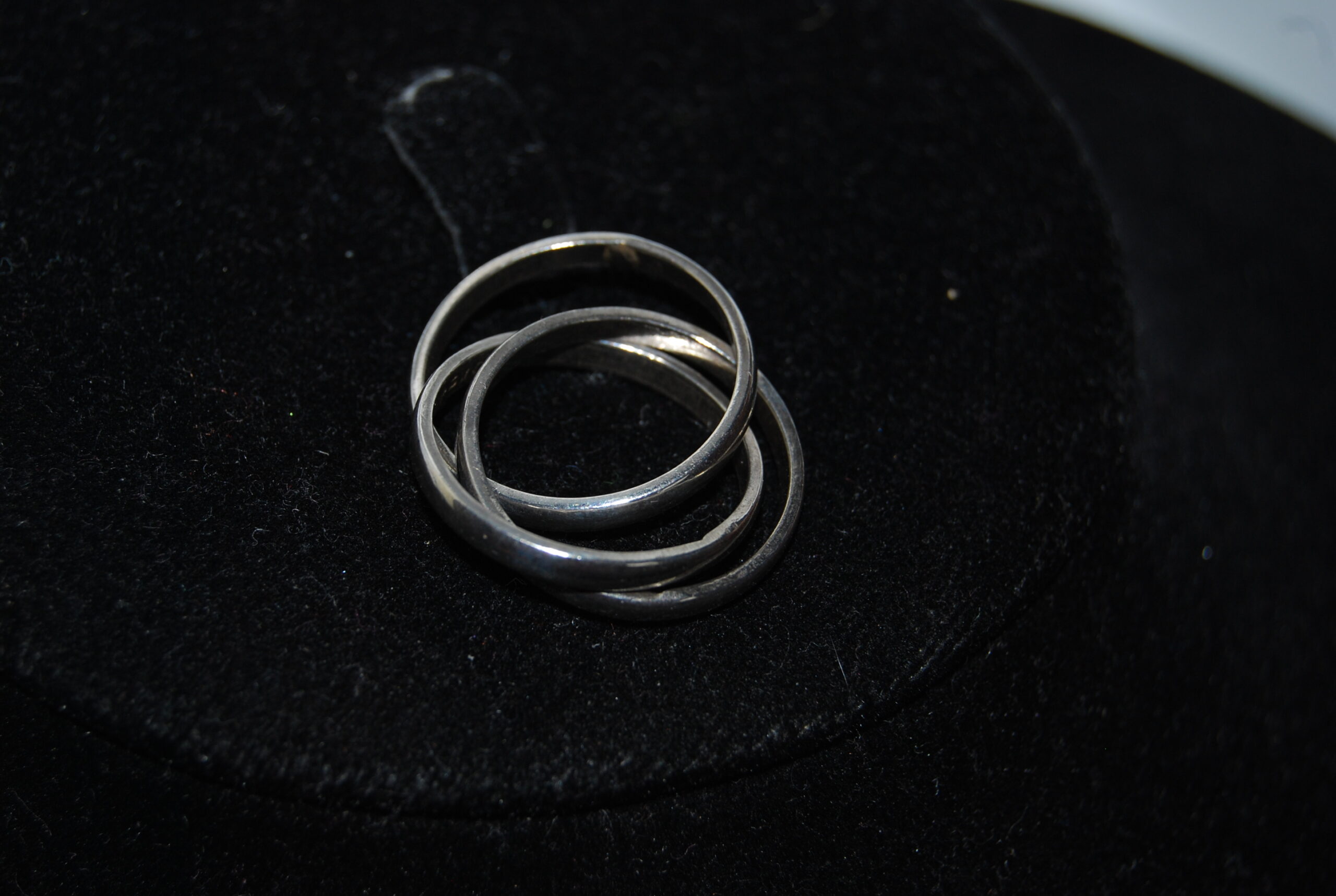 Vintage triple silver ring, 3 entwined silver rings in one. Really unusual! - Image 6