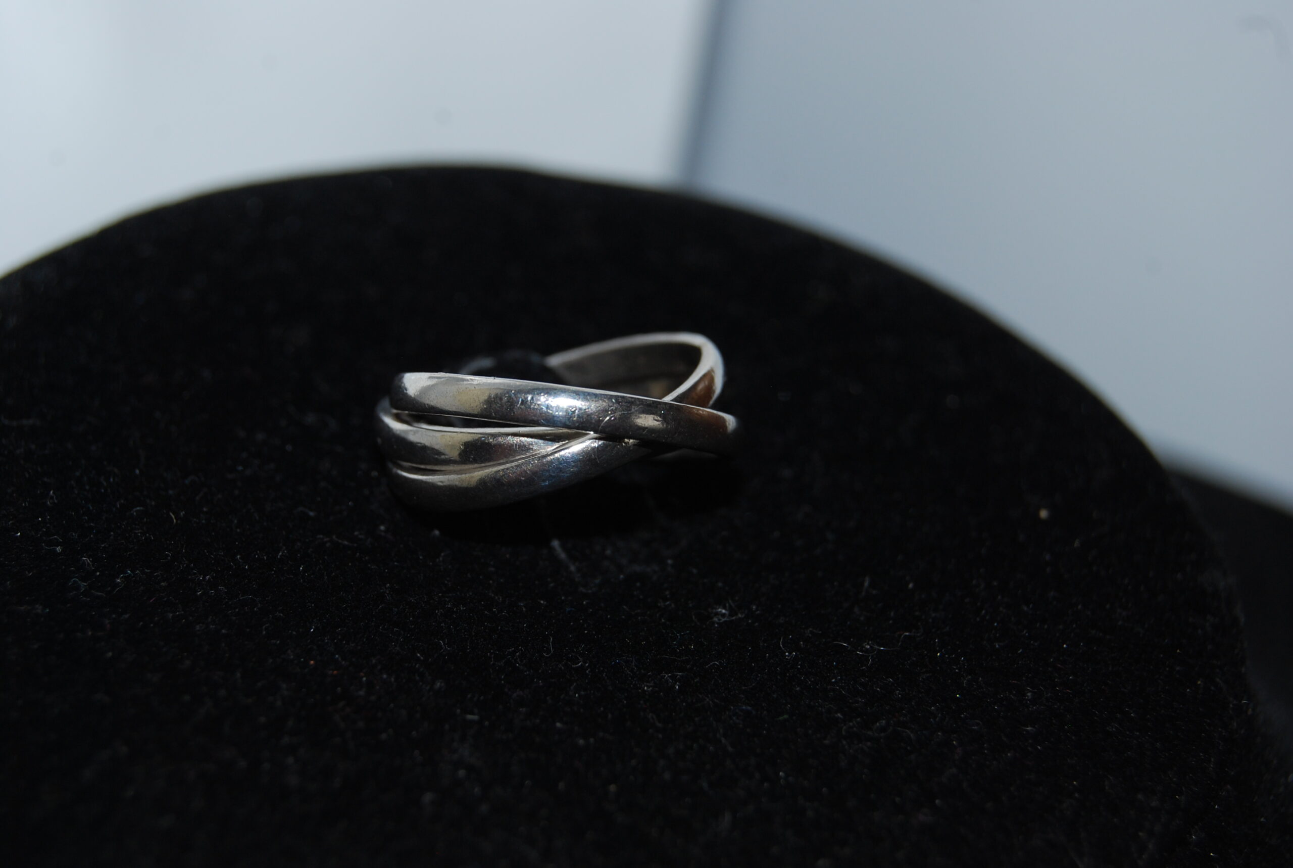 Vintage triple silver ring, 3 entwined silver rings in one. Really unusual! - Image 5
