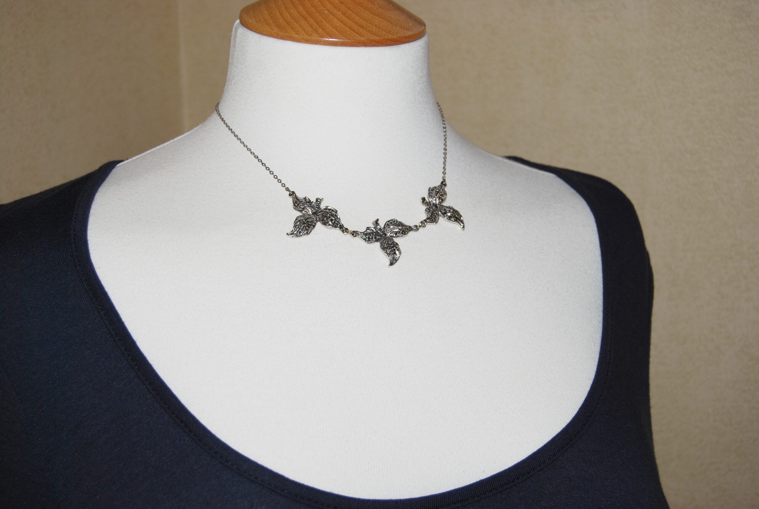 Vintage Art Nouveau marcasite leaf necklace. Delicate and pretty. - Image 5