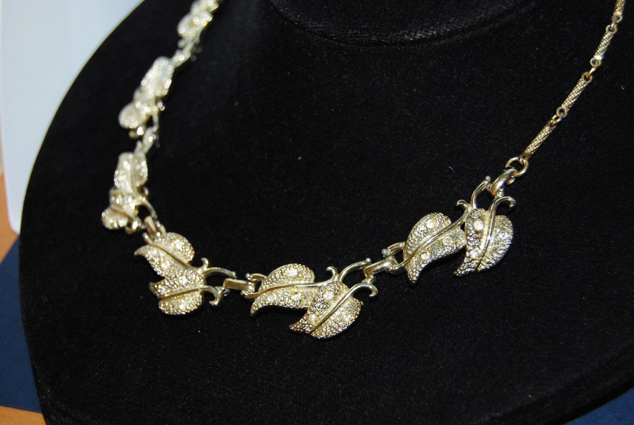 1940-50's goldtone leaf necklace. typical American glamour style, great condition by Kramer of New York.