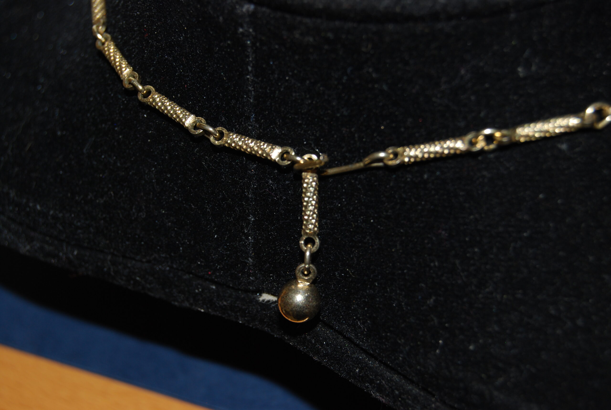 1940-50's goldtone leaf necklace. typical American glamour style, great condition by Kramer of New York. - Image 5