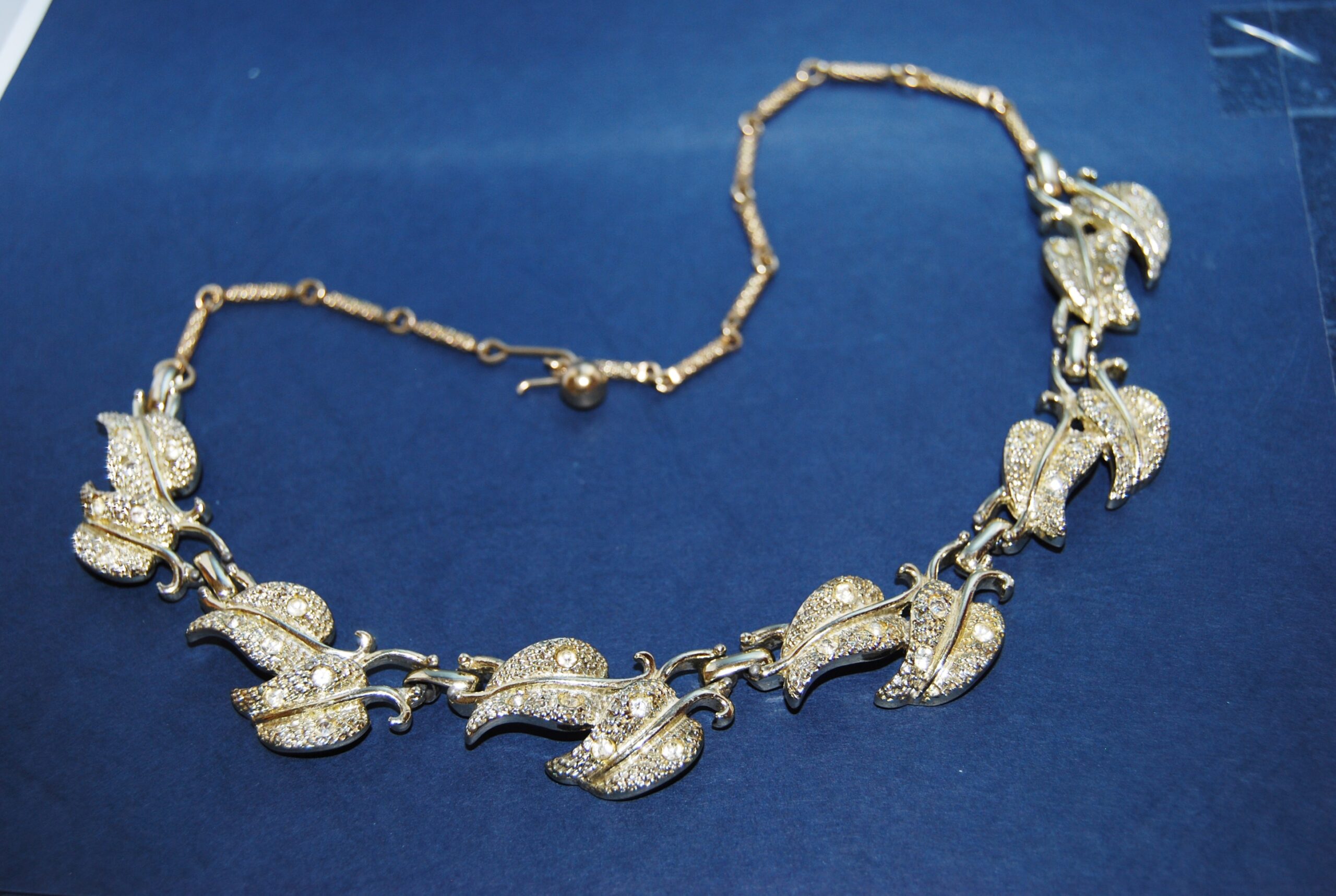 1940-50's goldtone leaf necklace. typical American glamour style, great condition by Kramer of New York. - Image 6