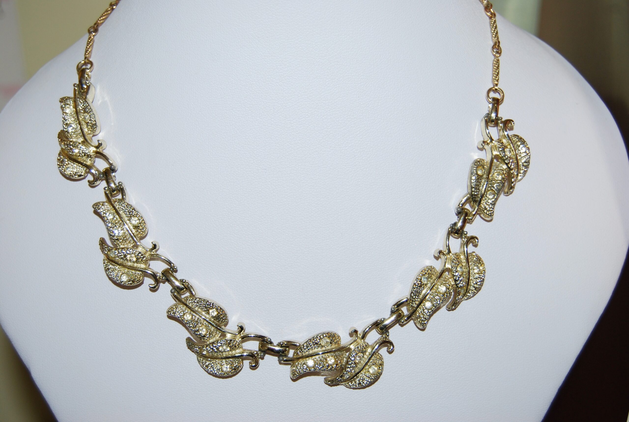 1940-50's goldtone leaf necklace. typical American glamour style, great condition by Kramer of New York. - Image 7