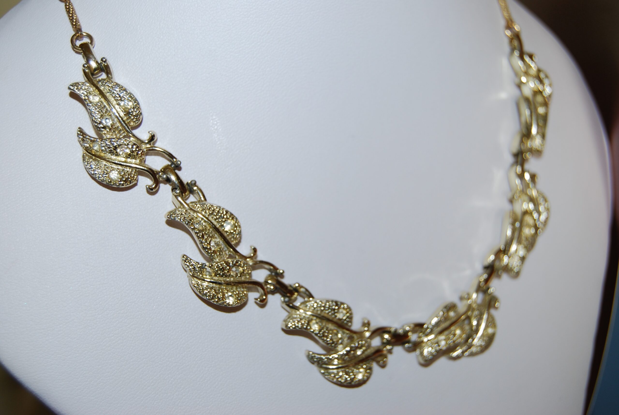 1940-50's goldtone leaf necklace. typical American glamour style, great condition by Kramer of New York. - Image 8