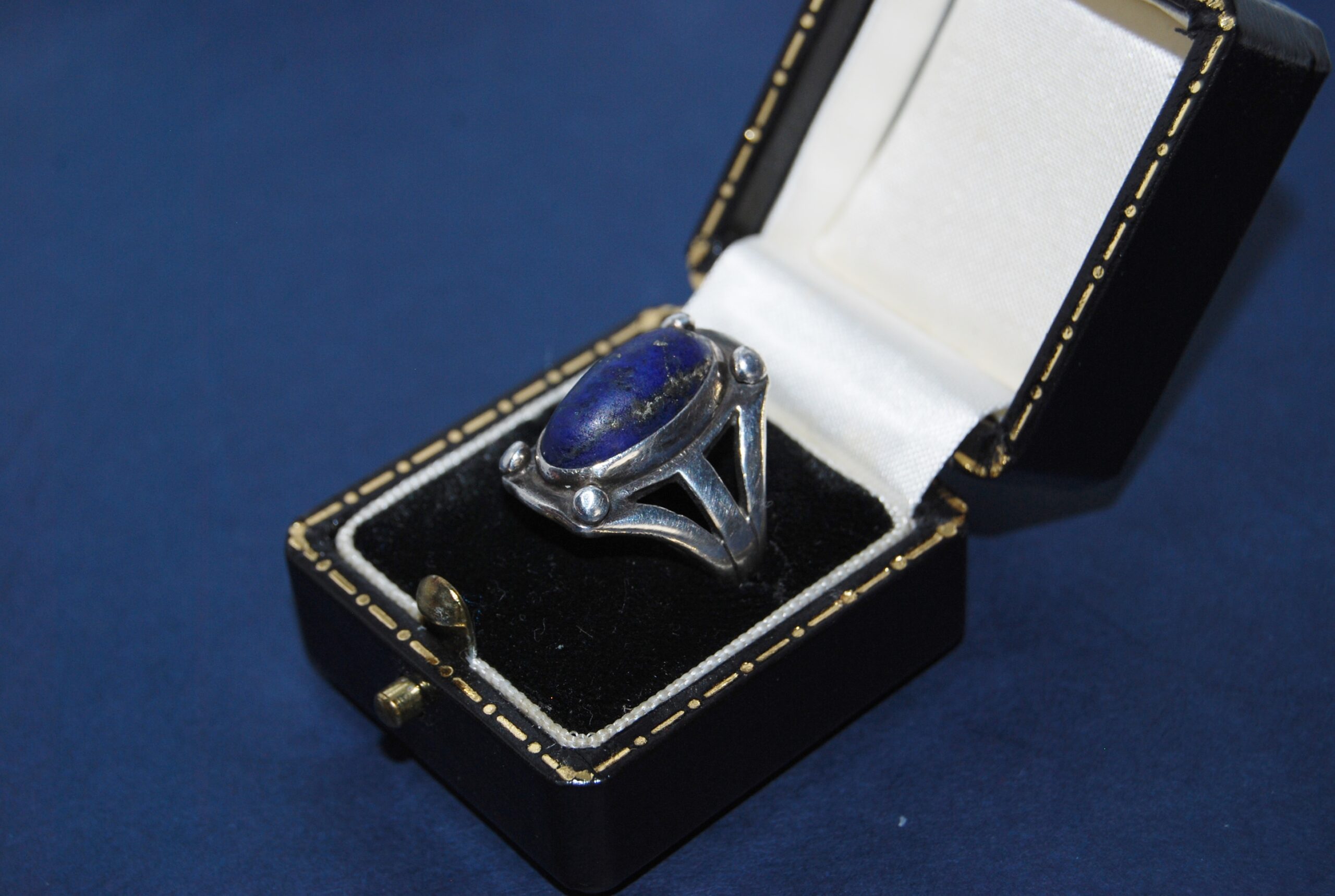Vintage authentic Art Deco Lapis Lazuli and silver ring. Beautiful Arts & Crafts design. Unusual ring, iconic of era. Ideal gift. - Image 5