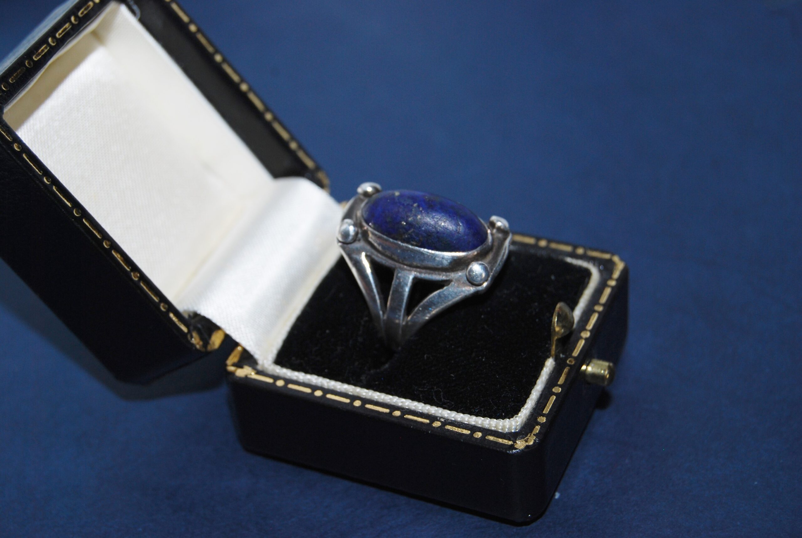 Vintage authentic Art Deco Lapis Lazuli and silver ring. Beautiful Arts & Crafts design. Unusual ring, iconic of era. Ideal gift. - Image 6