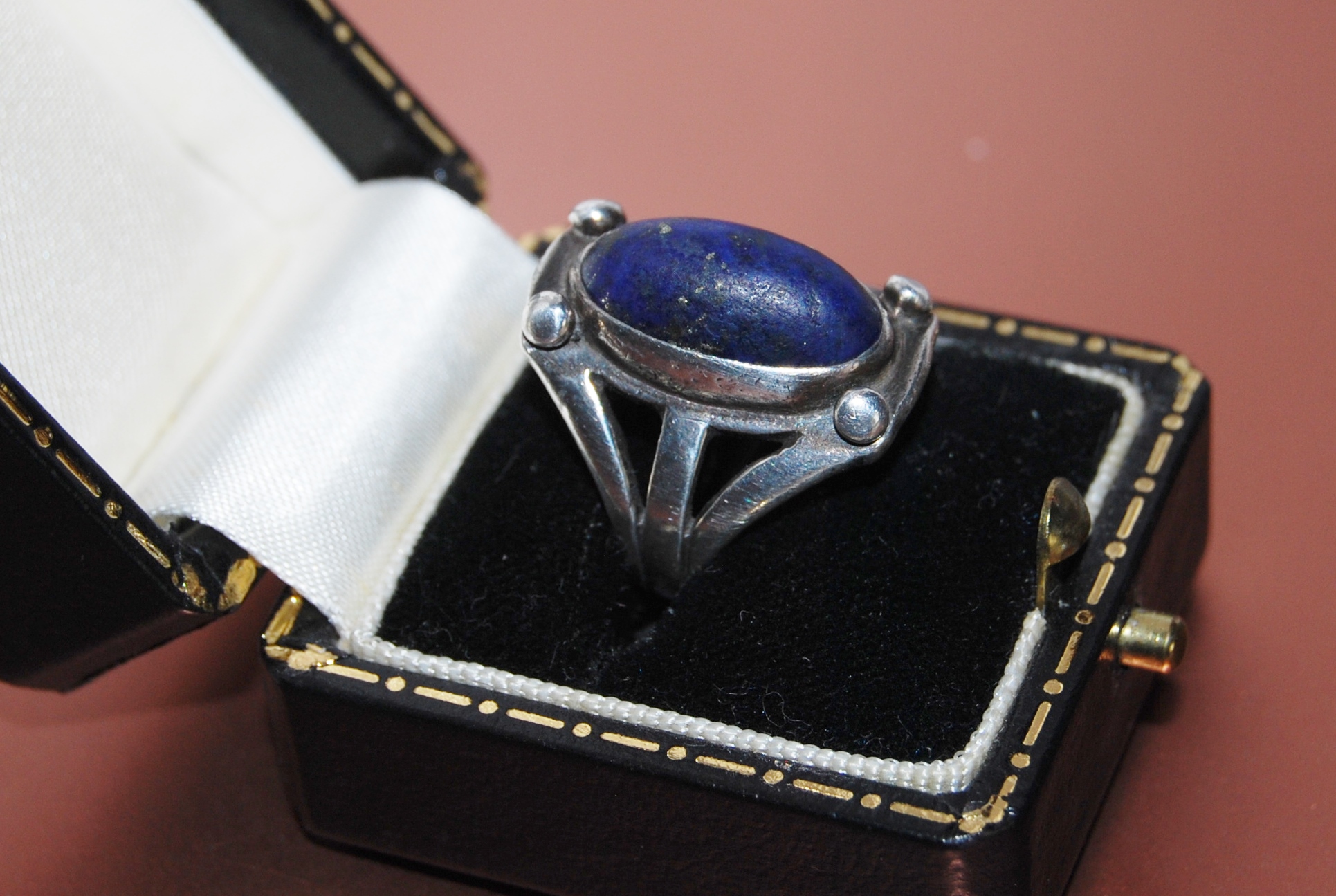 Vintage authentic Art Deco Lapis Lazuli and silver ring. Beautiful Arts & Crafts design. Unusual ring, iconic of era. Ideal gift. - Image 7