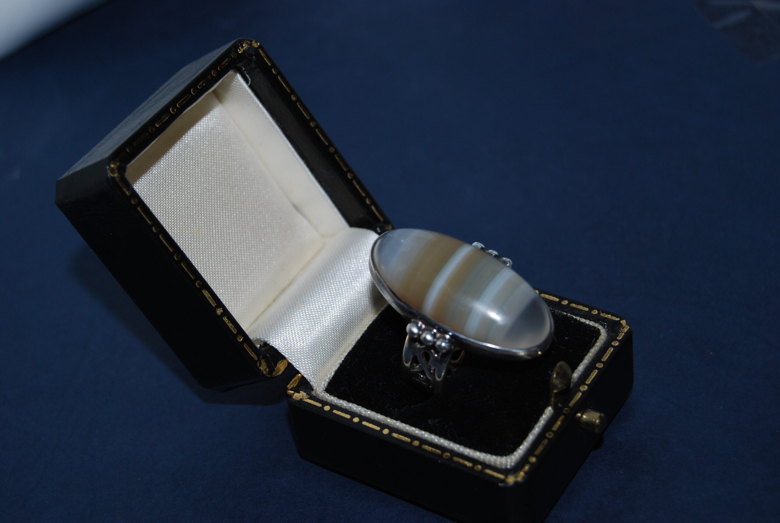 Vintage 1970's Botswanan agate and silver ring with unusual setting and celtic pattern band. Fabulous ring, so different! - Image 6
