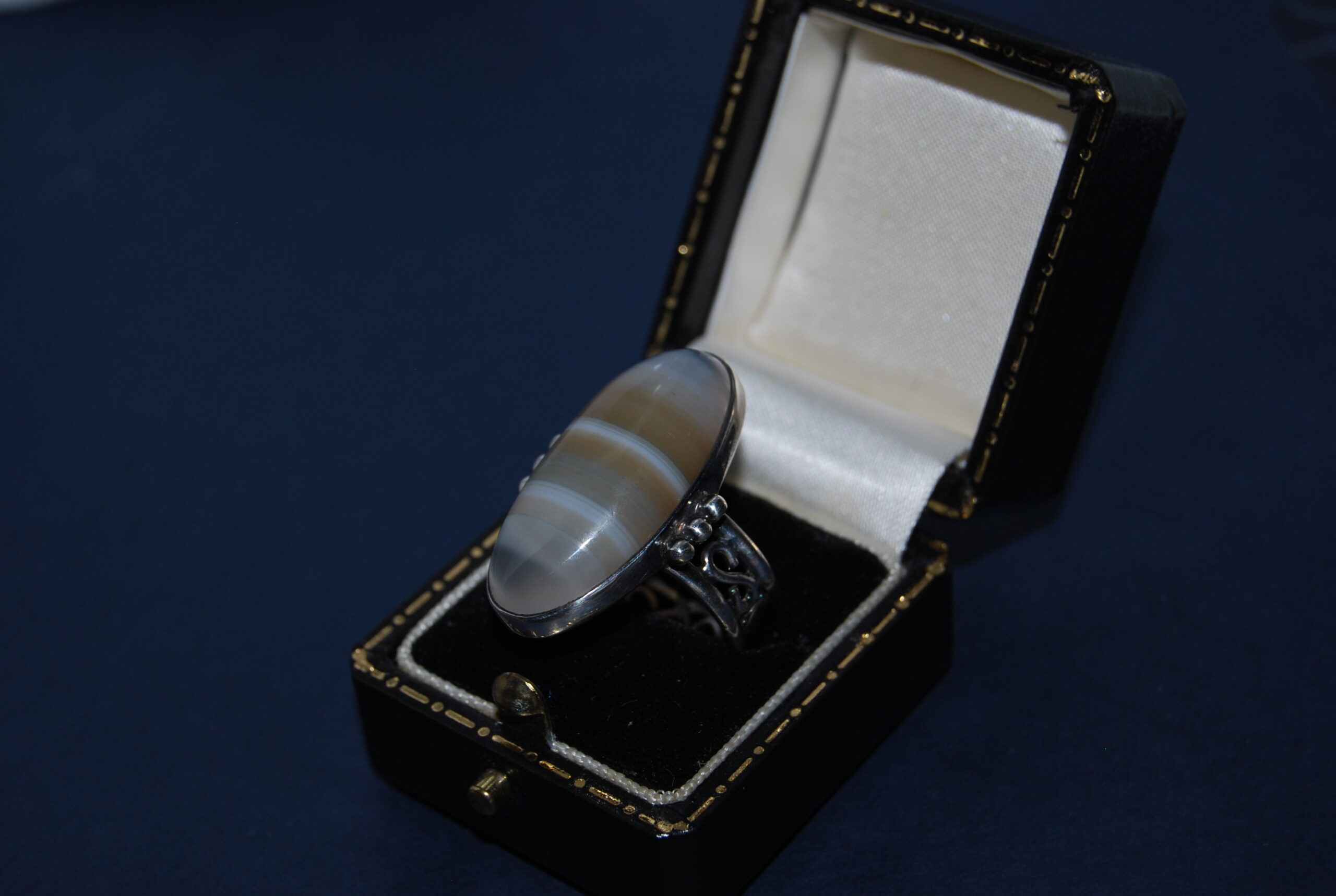 Vintage 1970's Botswanan agate and silver ring with unusual setting and celtic pattern band. Fabulous ring, so different! - Image 7