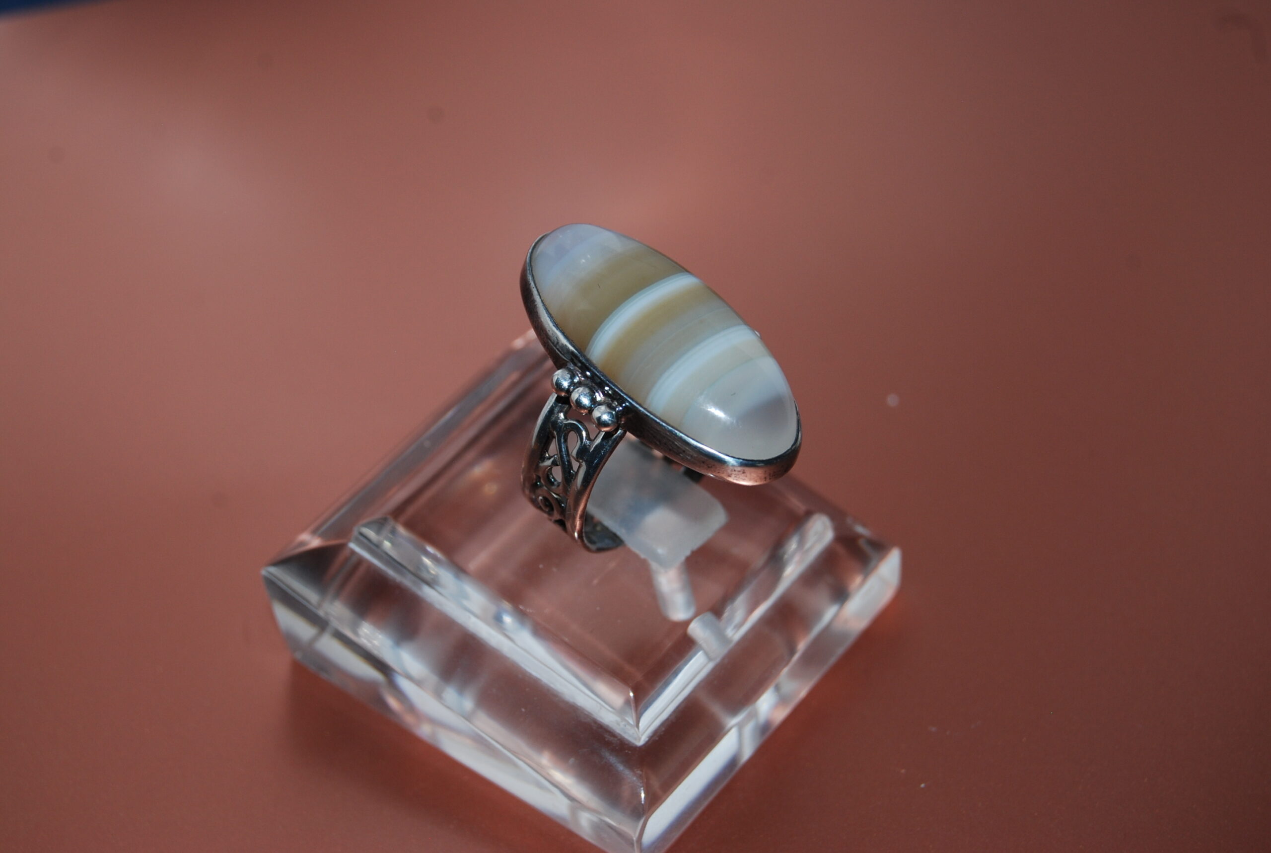 Vintage 1970's Botswanan agate and silver ring with unusual setting and celtic pattern band. Fabulous ring, so different! - Image 8
