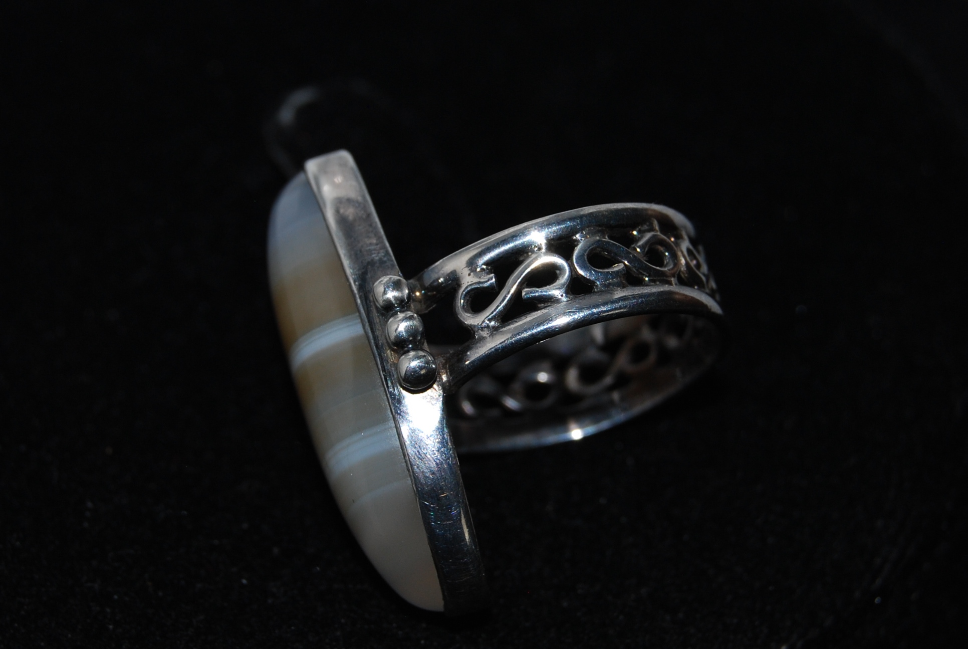 Vintage 1970's Botswanan agate and silver ring with unusual setting and celtic pattern band. Fabulous ring, so different! - Image 5
